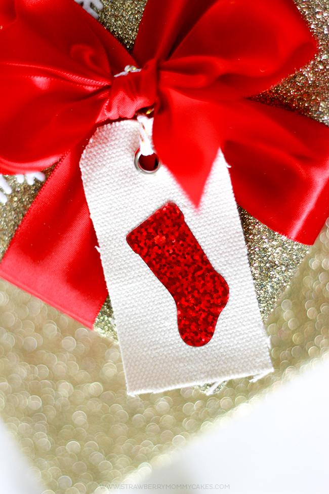 Make some GORGEOUS presents with this tutorial on how to make Sparkly HTV Stocking Gift Tags!