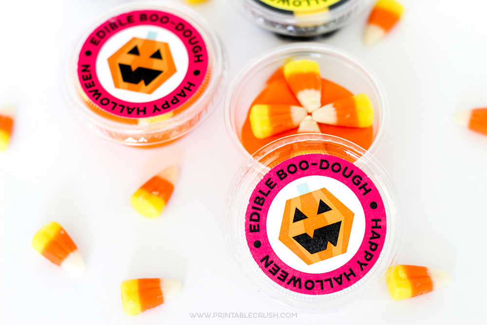 Download these FREE Edible Playdough Halloween Printables for a fun and delicious treat for the kids! These would be the perfect Halloween party favor!