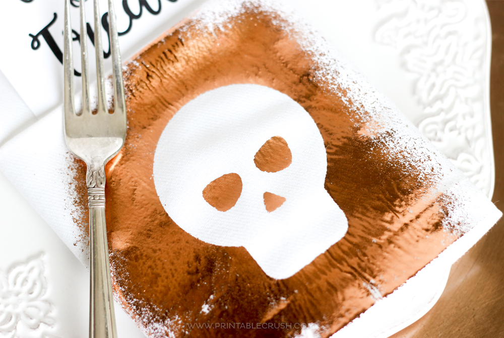 Create these GORGEOUS Foil Halloween Napkins using Thermoweb Spray Adhesive and a free SVG Cut File! They'll look amazing for your Halloween table decor.